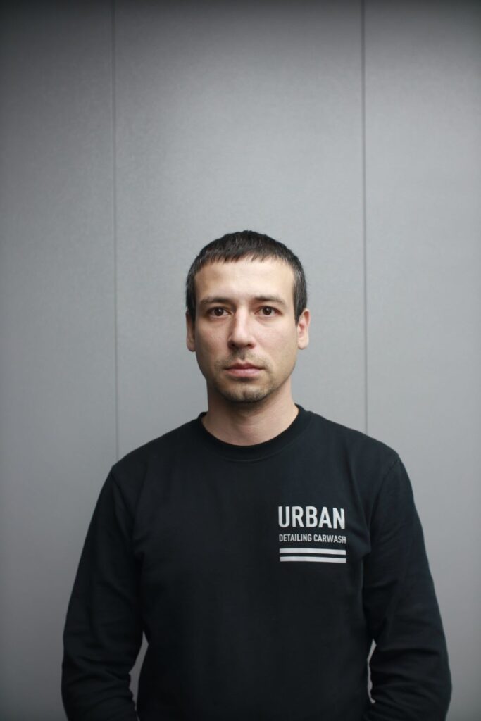 Динар — оклейщик