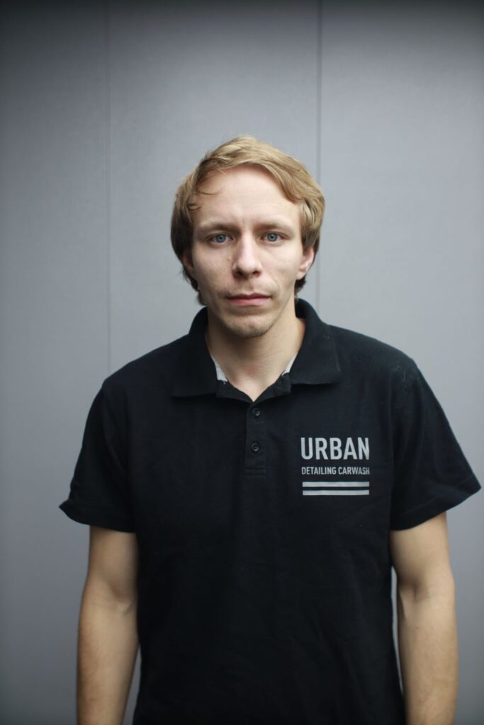 Марат — оклейщик